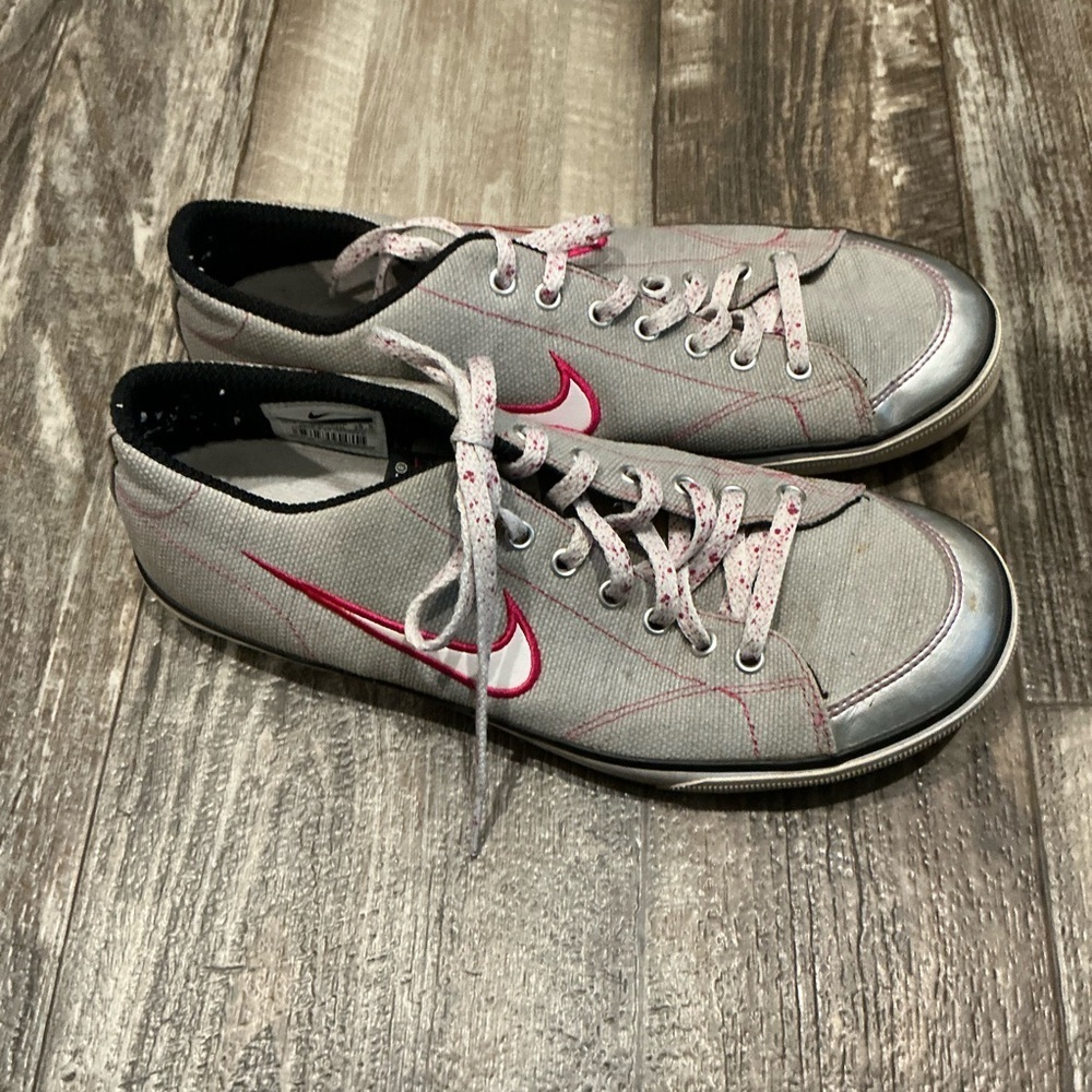 Retro 2009 Nike Women's Gray and Pink Sneakers Size 8.5 - Picture 2 of 12